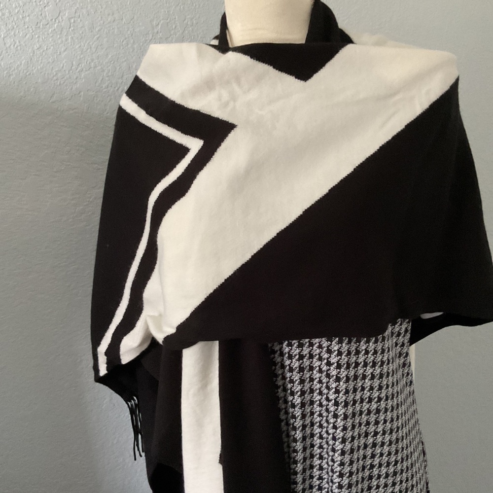 Beautiful Black and White Color Block Wrap - Picture 5 of 5